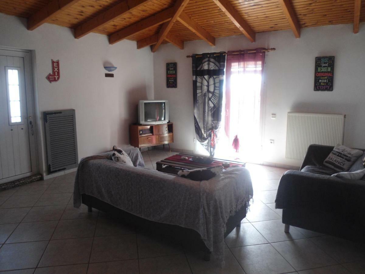 Sunny Apartment 15 Min From Airport And Sea Artemida  Bagian luar foto